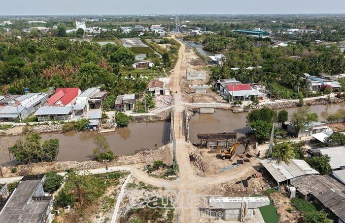 Cầu vượt kênh Rạch Rập (huyện Cái Nước) là công trình cầu cuối cùng trên tuyến nối cao tốc. Cách đó chỉ vài trăm mét là điểm nối ra Quốc lộ 1, tạo trục đối xứng với tuyến tránh Quốc lộ 1, hình thành ngã 4 trên địa bàn huyện Cái Nước.
