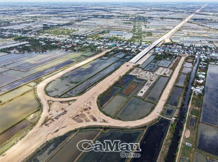 Cầu vượt kênh Huyện Sử và Quốc lộ 63 cùng đường nối - đây là vị trí công trình xây dựng lớn, tạo điểm nhấn hiện đại nhất trên tuyến cao tốc đoạn Cà Mau.