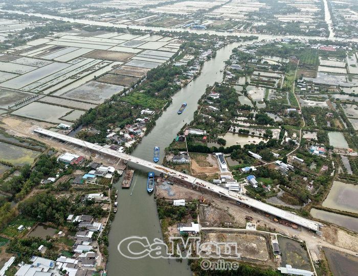 Cao tốc theo tuyến Xuyên Á đến nút giao với đường Võ Văn Kiệt, sau đó vượt sông Tắc Thủ sang xã Lợi An, huyện Trần Văn Thời. Ảnh: Cầu vượt sông Tắc Thủ trên tuyến nối cao tốc cách không xa ngã 3 Tắc Thủ - Sông Đốc.