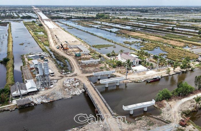 Cầu vượt kênh Ranh Hạt (ấp Tapasa 2, xã Tân Phú, huyện Thới Bình), điểm đầu của tuyến cao tốc đi vào địa phận tỉnh Cà Mau, đang được tiến hành lao dầm, quyết tâm hoàn thành bản mặt cầu trước ngày 30/4 năm nay.