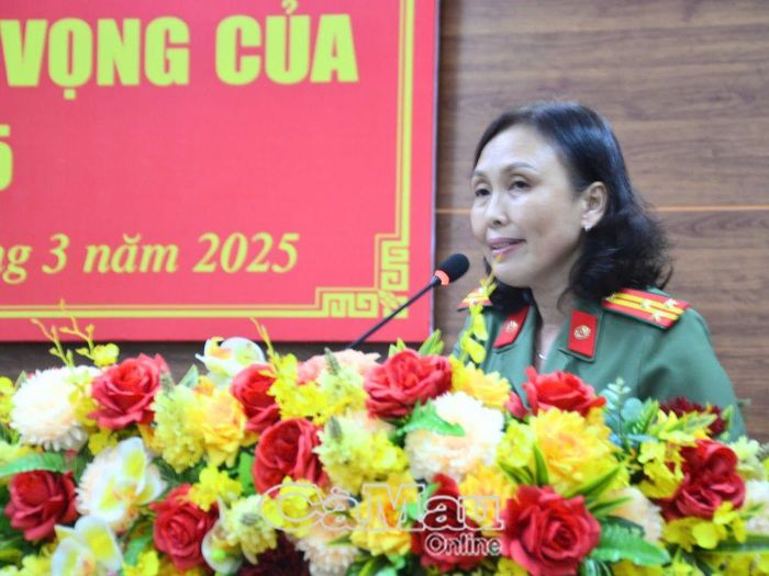 Đại diện Công an tỉnh trả lời về các vấn đề bạo lực học đường và an ninh mạng do các em đặt ra.