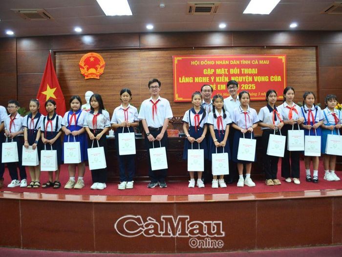 Ông Phan Hoàng Vũ, Phó chủ tịch HĐND tỉnh và anh Nguyễn Hoàng Đạo, Bí thư Tỉnh đoàn trao 200 suất quà cho các em.