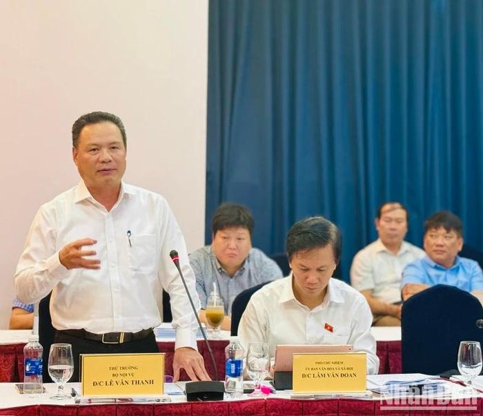 Đại diện Ban soạn thảo, Thứ trưởng Nội vụ Lê Văn Thanh đã giải trình làm rõ các nội dung đại biểu đặt ra.