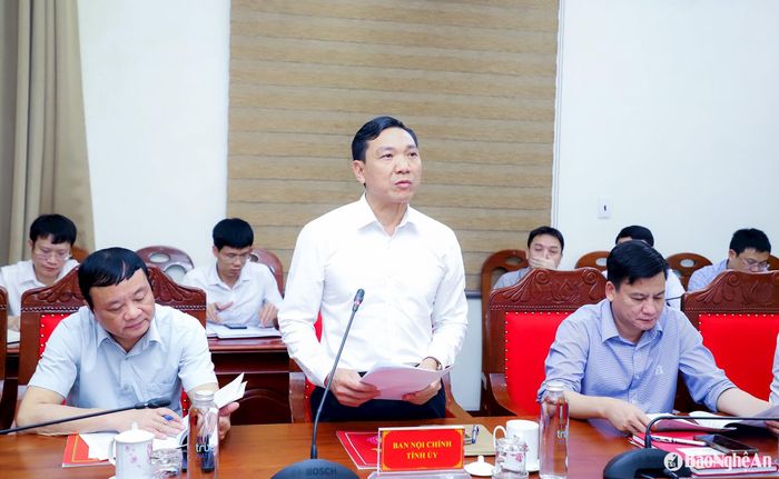 Đồng chí Hồ Xuân Bảy - Phó Trưởng ban Thường trực Ban Nội chính Tỉnh ủy trình bày Báo cáo đánh giá tình hình tháng 3, dự kiến tình hình trọng tâm tháng 4/2025. Ảnh: Phạm Bằng