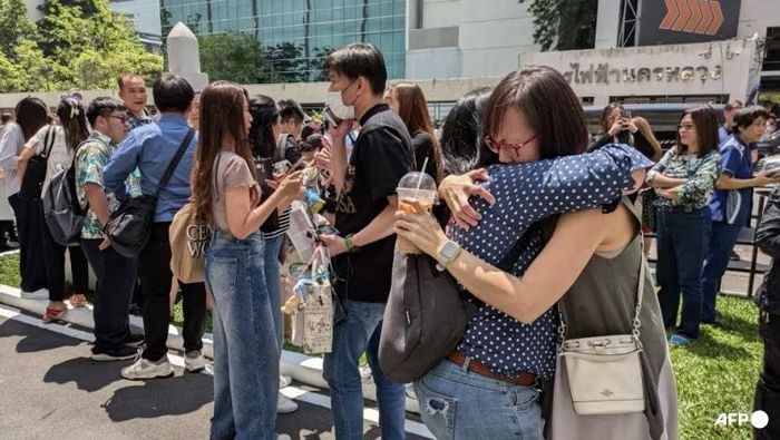 Người dân đứng bên ngoài một tòa nhà văn phòng ở Bangkok ngày 28/3, sau khi một trận động đất xảy ra ở miền Trung Myanmar, với các rung chấn lan xuống phía Nam Thái Lan. Ảnh: AFP