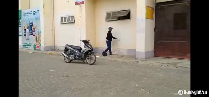 Người đàn ông đang sơn trả lại nguyên trạng bờ tường tại Sân vận động Vinh. Ảnh: CSCC