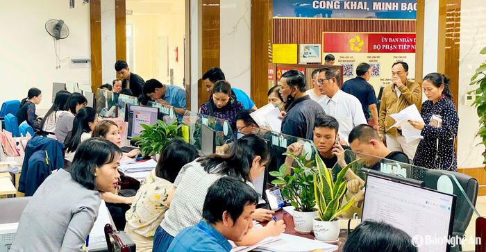 Người dân làm thủ tục tại Trung tâm Phục vụ hành chính công TP Vinh ngày 25/3. Ảnh minh họa: P.V