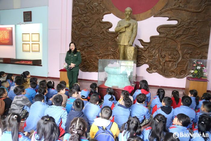 Học sinh tiểu học trên địa bàn thành phố Vinh với hoạt động trải nghiệm tại Bảo tàng Quân khu 4. Ảnh: Mỹ Hà
