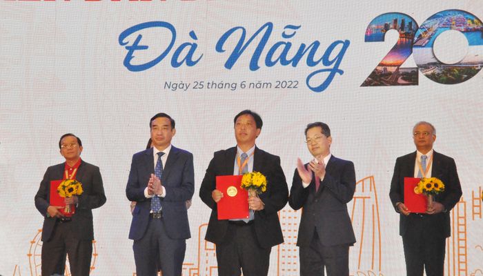 Lãnh đạo thành phố trao quyết định chủ trương đầu tư cho doanh nghiệp. Ảnh: THÀNH LÂN