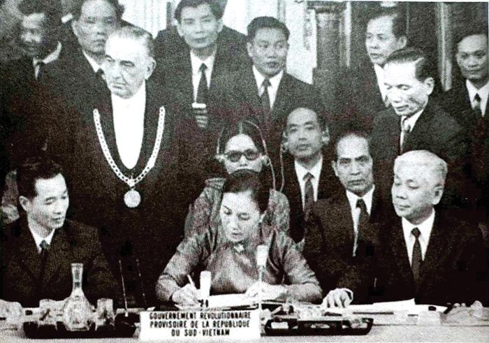 Đoàn Chính phủ Cách mạng lâm thời Cộng hòa miền Nam Việt Nam tại Hội nghị quốc tế tại Kleber (Paris). Từ trái qua: Hoàng Bích Sơn, Nguyễn Thị Bình. (Ảnh tư liệu)