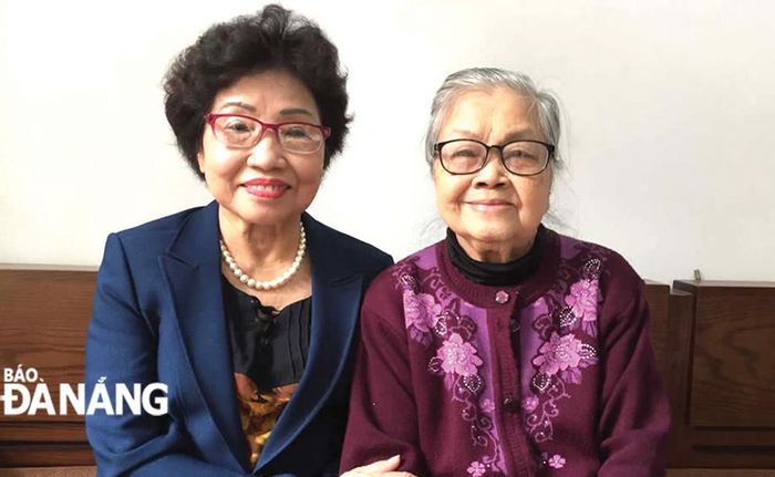 Anh hùng Lực lượng vũ trang nhân dân Ngô Thị Huệ (bên phải) cùng đồng đội trong một lần gặp mặt tại nhà riêng. Ảnh: LÊ HÙNG