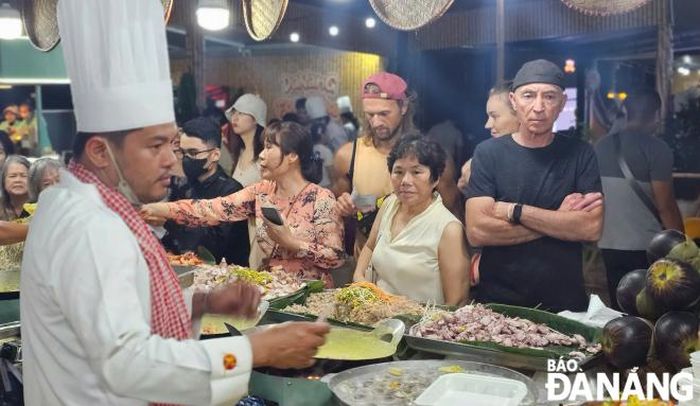 Đông đảo người dân và du khách trải nghiệm ẩm thực tại lễ hội. Ảnh: NGỌC HÀ