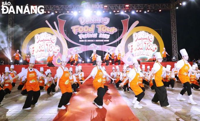 Trình diễn flashmob “Vui cùng đầu bếp tại chương trình khai mạc lễ hội ẩm thực. Ảnh: NGỌC HÀ
