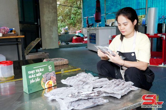 HTX nông sản sạch Hoa Ban, xã Mường Cơi kiểm tra chất lượng sản phẩm trước khi đóng gói.