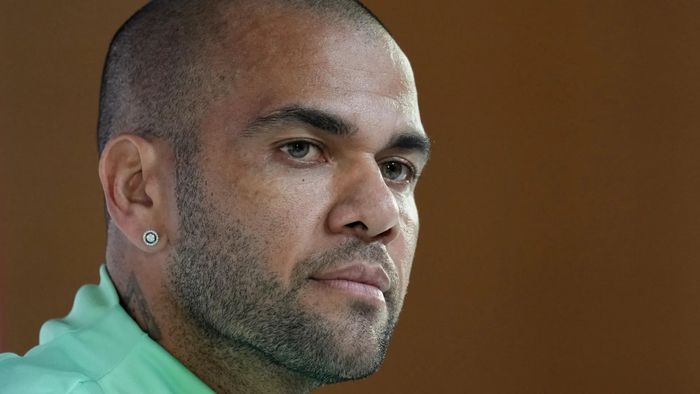 Alves được trả tự do.