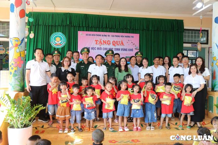 CLB phóng viên thường trú trên địa bàn của tỉnh Quảng Trị, tặng quà cho các học sinh nghèo trên địa bàn huyện Đakarông.