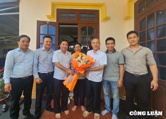 CLB phóng viên thường trú trên địa bàn của tỉnh Quảng Trị, thăm hỏi các nhà báo lão thành nhân dịp kỷ niệm ngày báo chí cách mạng Việt Nam.