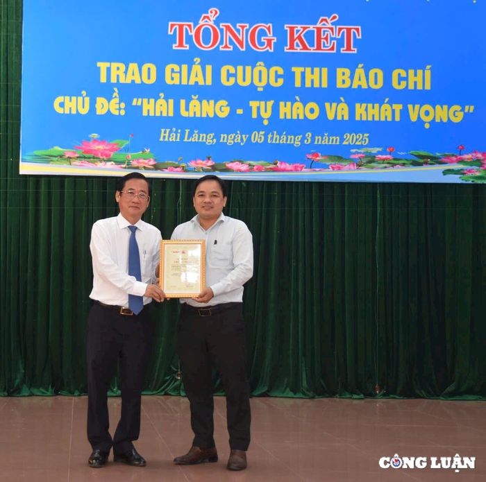 Nhà báo Cái Văn Long, báo Nhà báo và Công luận được tặng giải nhất cuộc thi viết với chủ đề: "Hải Lăng - Tự hào và Khát vọng".