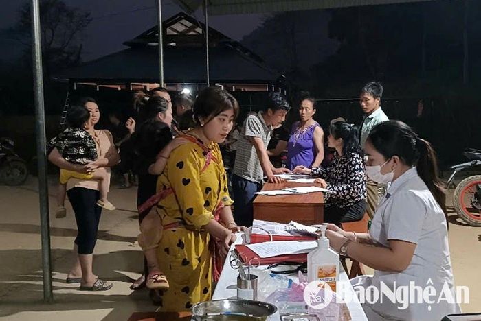 Thực hiện chiến dịch tiêm vắc-xin sởi cả ngày lẫn đêm. Ảnh: Thành Chung