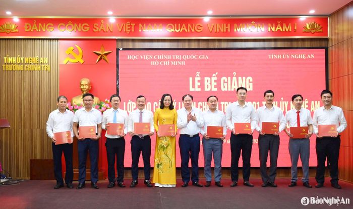 Đồng chí Hồ Đăng Tài - Phó trưởng Ban Tổ chức Tỉnh ủy trao chứng nhận cho các học viên. Ảnh: Thành Cường