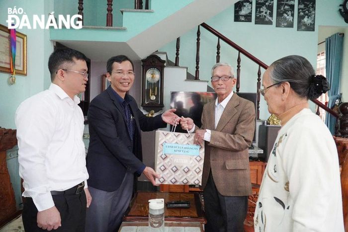 Đại diện UBND huyện Hoàng Sa thăm, tặng quà các nhân chứng từng sống, làm việc trên quần đảo Hoàng Sa. Ảnh: PV