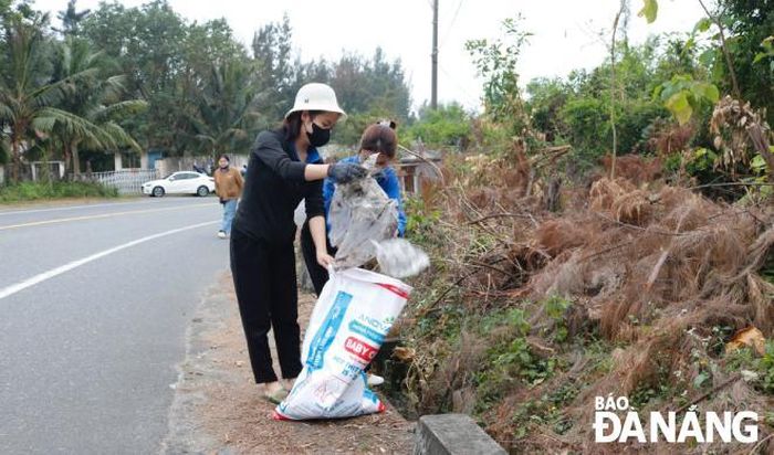 Các tình nguyện viên phân thành từng nhóm nhỏ, đi dọc các tuyến đường để thu gom rác.