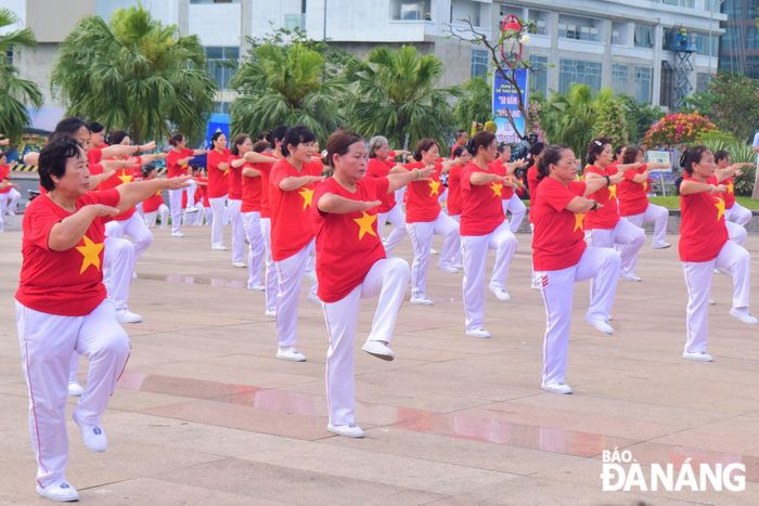 Biểu diễn thể dục dưỡng sinh.