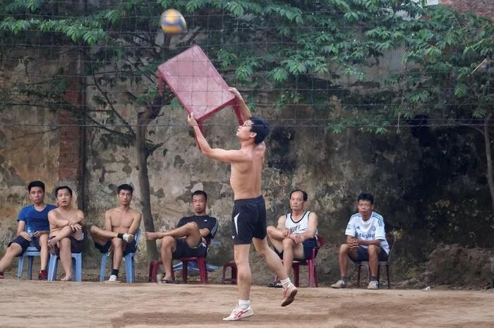 Cầu thủ được gọi tên là “anh Hai” đang dùng bàn trả bóng sang sân đối phương