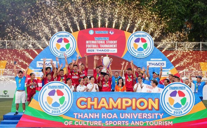 Trường Đại học VH-TT-DL Thanh Hóa nhận 2 chiếc Cúp vô địch trong tháng 3 rất đáng nhớ. Ảnh: Anh Lập