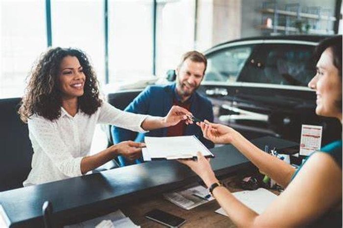 Hình minh họa một người phụ nữ đang làm thủ tục mua xe. Ảnh: Getty