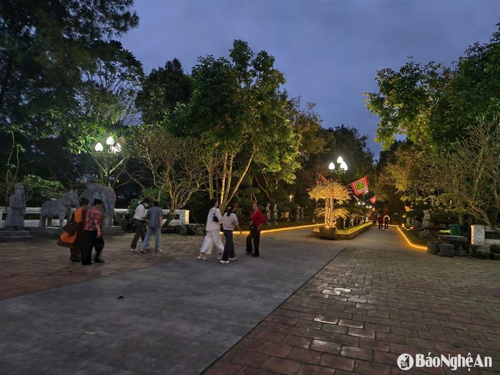 Du khách vãn cảnh đền thờ Hoàng đế Quang Trung buổi tối. Ảnh: Diệp Thanh
