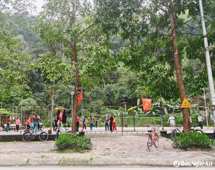 Người dân chơi thể thao dưới chân núi Quyết. Ảnh: Diệp Thanh