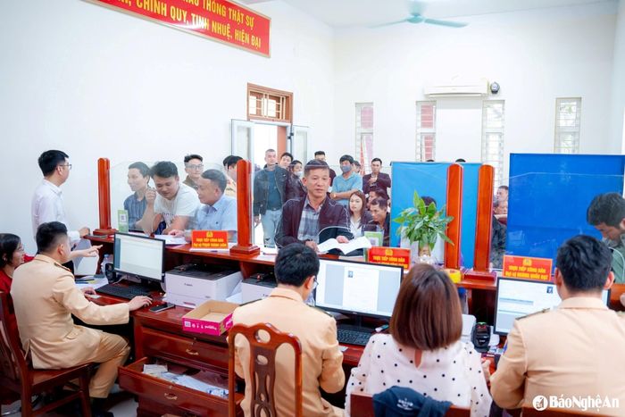Phòng CSGT Công an tỉnh tăng cường nhân lực để đảm bảo công tác tiếp nhận hồ sơ cấp đổi Giấy phép lái xe. Ảnh tư liệu: Nguyễn Đạo
