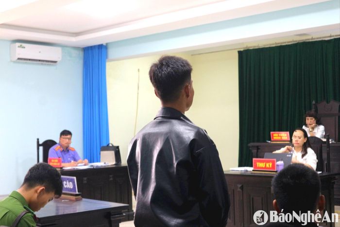 Các bị hại kể lại ký ức về thời gian bị bán vào công ty lừa đảo. Ảnh: Trần Vũ