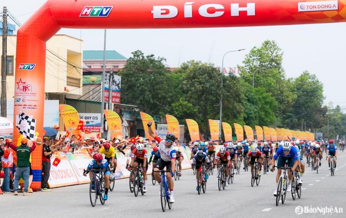 Các tay đua tham gia Cuộc đua xe đạp toàn quốc tranh Cúp truyền hình Thành phố Hồ Chí Minh tranh tài tại chặng đua qua Nghệ An vào năm 2024. Ảnh tư liệu: Đức Anh