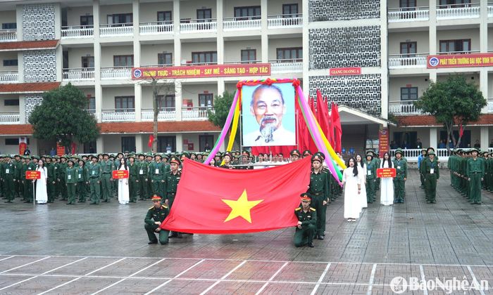 Các học sinh tham gia diễu hành tại lễ khai mạc. Ảnh: Mỹ Hà