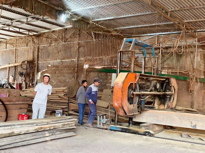 Từ sự phát triển của làng nghề, nhiều hộ gia đình đã mạnh dạn đầu tư nhiều máy móc hiện đại. Ảnh: Diệp Thanh