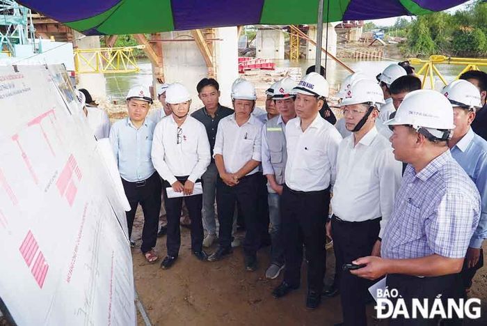Bí thư Thành ủy Đà Nẵng Nguyễn Văn Quảng (thứ 2, bên phải sang) kiểm tra dự án cầu Quảng Đà vào chiều 3-12 -2024. Ảnh: TRỌNG HÙNG