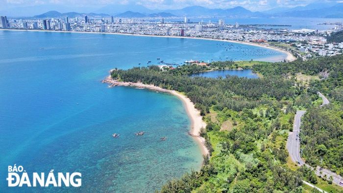 Đô thị Đà Nẵng nhìn từ bán đảo Sơn Trà.