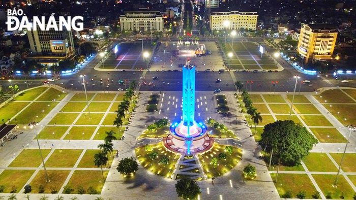 Quảng trường 29-3 và Đài tưởng niệm thành phố. Ảnh: XUÂN SƠN