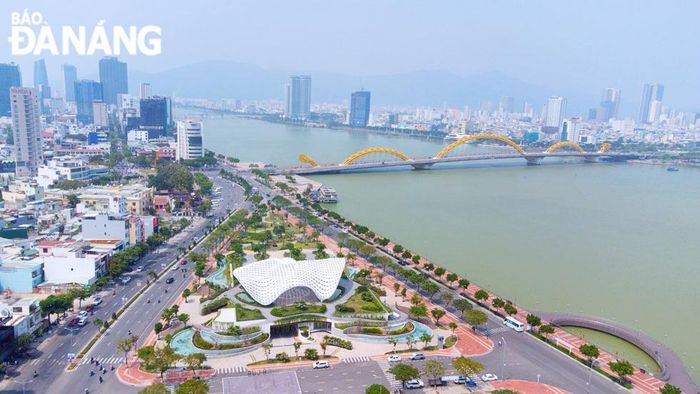 Một góc bờ tây sông Hàn thuộc quận Hải Châu. Ảnh: XUÂN SƠN