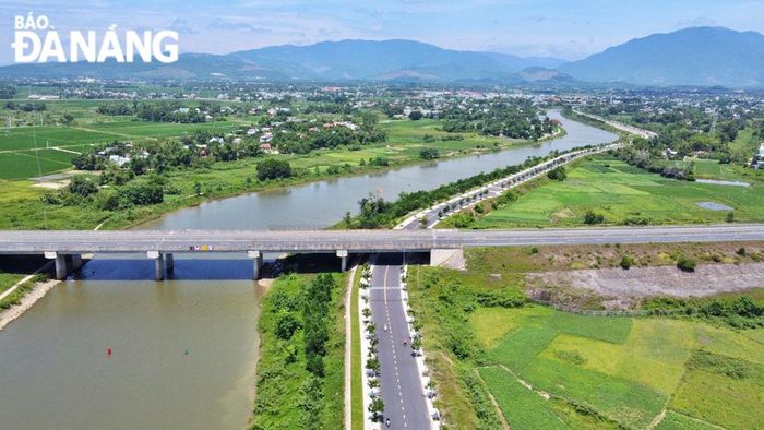 Tuyến đường ven sông Tuyên Sơn - Túy Loan kết nối đường Thăng Long tạo thành trục giao thông xuyên suốt qua quận Hải Châu, quận Cẩm Lệ và huyện Hòa Vang. Ảnh: XUÂN SƠN