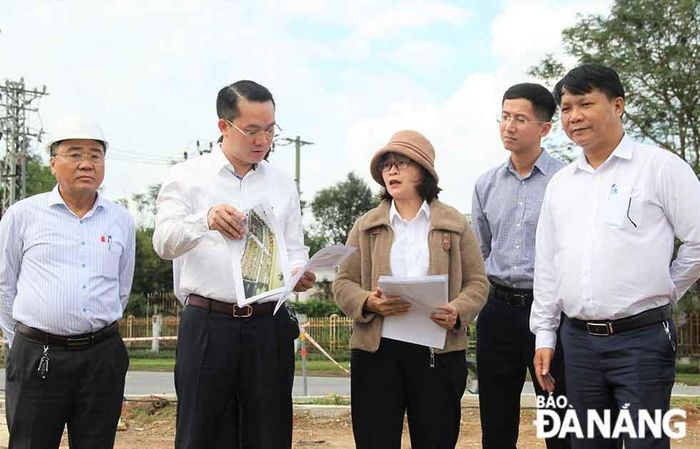 Bí thư Quận ủy Cẩm Lệ Nguyễn Văn Hùng kiểm tra thực tế việc thi công các dự án trên địa bàn quận.
