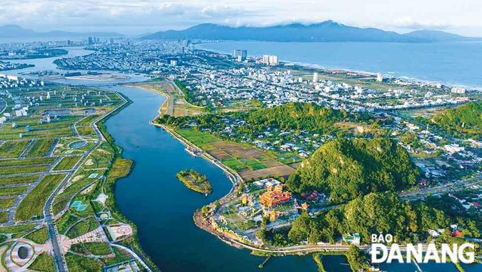 Danh thắng Ngũ Hành Sơn nhìn từ trên cao. Ảnh: BẢO LÂM