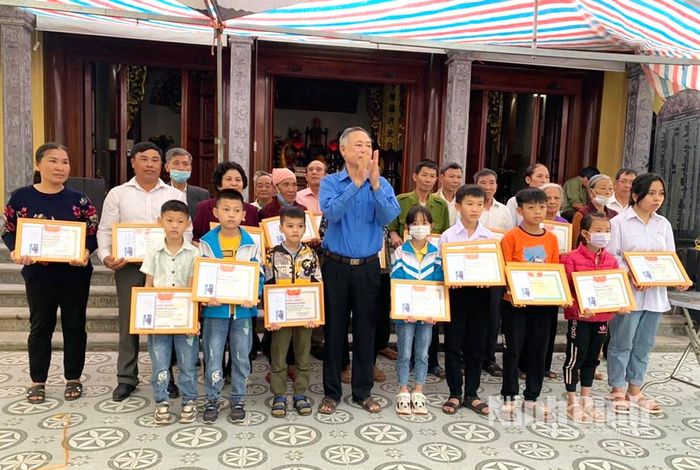 Dòng họ Lâm Đình (xã Gia Tân, huyện Gia Viễn) trao thưởng cho con cháu trong dòng họ đạt thành tích cao trong học tập. Ảnh: Đào Hằng
