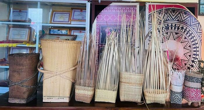 Những sản phẩm thủ công được tạo ra từ những đôi bàn tay khéo léo của nghệ nhân