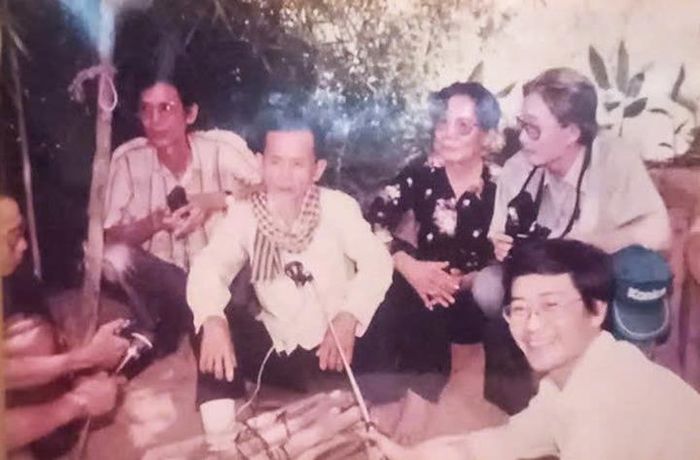 Trong một buổi ghi âm dân ca Sông Bé năm 1987. Từ trái sang: nhạc sĩ Lư Nhất Vũ, nghệ nhân hát dân ca, nhà thơ Lê Giang, nhạc sĩ Phan Nhân, nhà thơ Từ Nguyên Thạch