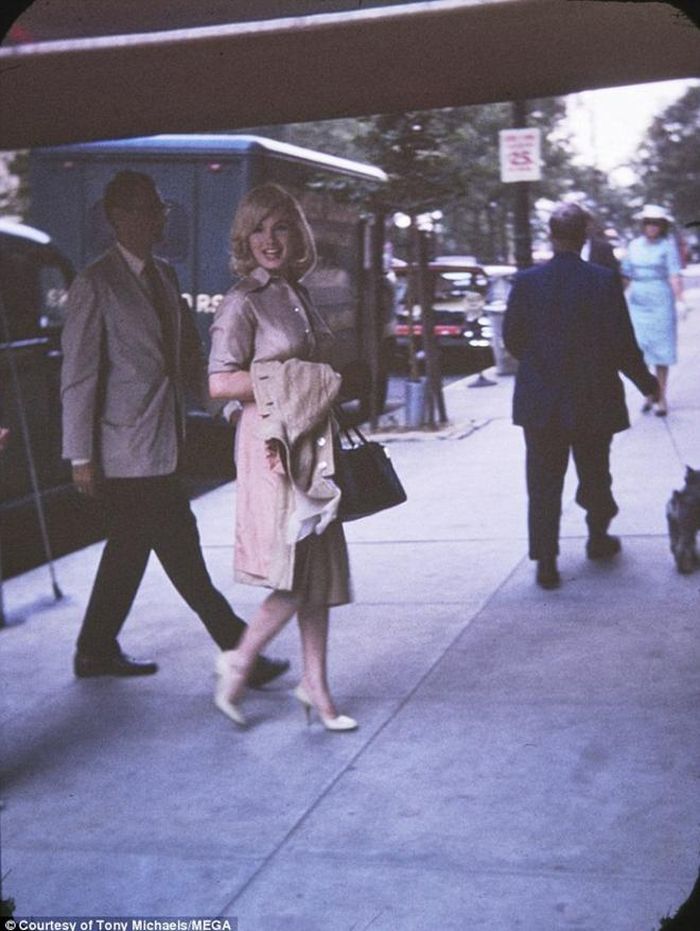 Marilyn Monroe cầm một chiếc áo khoác trước bụng sau khi Frieda chụp "ảnh bà bầu"