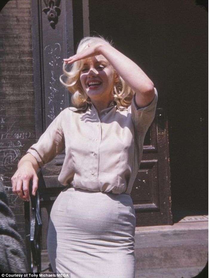 Những hình ảnh này cho thấy rõ bụng Marilyn Monroe mà Hull khẳng định là bằng chứng cho thấy ngôi sao này đang trong giai đoạn đầu của thai kỳ
