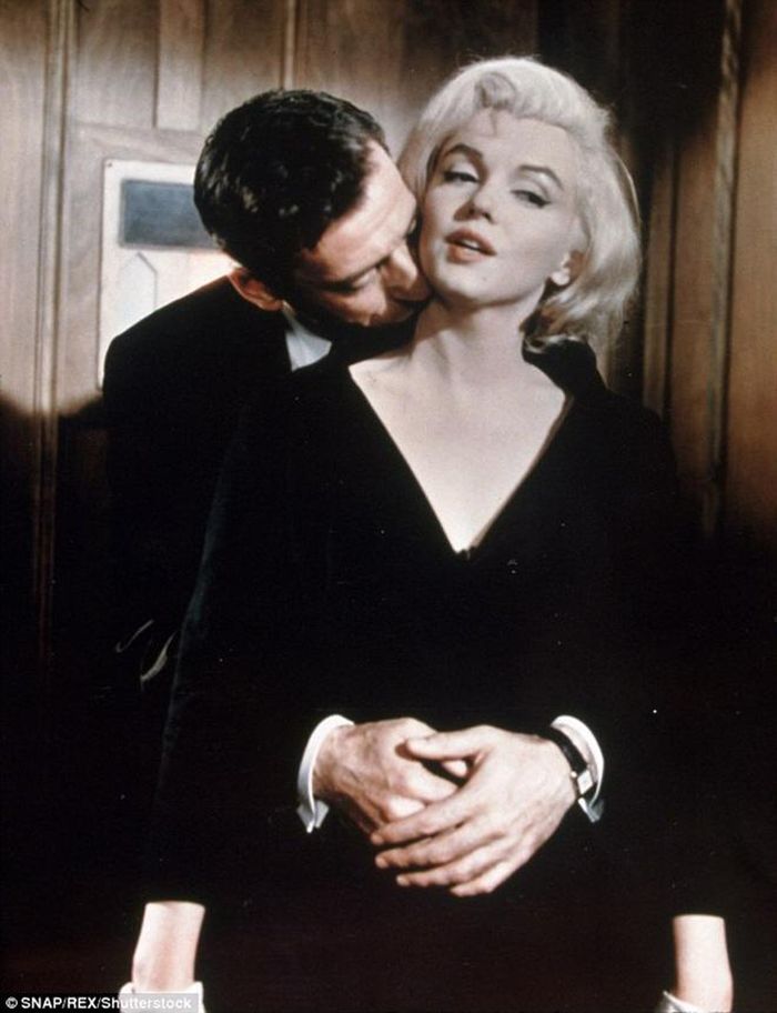 Một trong những hình ảnh trong bộ này có chữ ký của Marilyn Monrroe: "Gửi Frieda Tình yêu &amp; Nụ hôn"